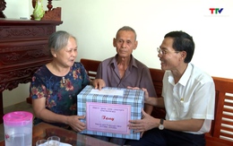 Phó chủ tịch UBND tỉnh viếng các Anh hùng liệt sĩ, thăm, tặng quà người có công tại huyện Đông Sơn