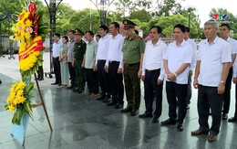 Đồng chí Phó Bí thư Tỉnh ủy Trịnh Tuấn Sinh dâng hương các liệt sỹ đang yên nghỉ tại Quảng Bình và Quảng Trị