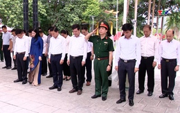 Bí thư Tỉnh ủy Đỗ Trọng Hưng dâng hương viếng các anh hùng liệt sĩ tại tỉnh Nghệ An