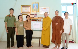 Hội Phật giáo tặng quà gia đình chính sách tại huyện Mường Lát