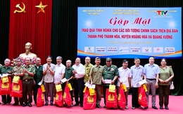 Câu lạc bộ tướng lĩnh, sĩ quan Công an đồng hương Thanh Hóa tại Hà Nội trao quà cho các đối tượng chính sách