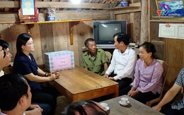 Phó Chủ tịch HĐND tỉnh viếng các Anh hùng liệt sĩ, thăm, tặng quà người có công tại huyện Như Xuân