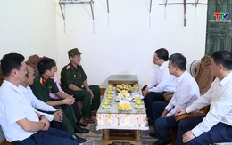 Phó Chủ tịch UBND tỉnh Mai Xuân Liêm thăm, tặng qùa các gia đình chính sách