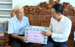 Đồng chí Lê Quang Hùng, Chủ nhiệm Ủy ban Kiểm tra Tỉnh ủy thăm và tặng quà các gia đình chính sách