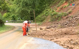 Mưa lũ gây sạt lở quốc lộ 15C