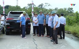 Phó Chủ tịch Ủy ban Nhân dân tỉnh Lê Đức Giang kiểm tra, chỉ đạo khắc phục sự cố đê tại thành phố Thanh Hóa và huyện Hậu Lộc