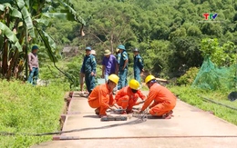 Quan Sơn: Nỗ lực cấp điện trở lại cho các bản gặp sự cố do mưa lũ