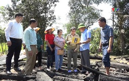 Lãnh đạo huyện Lang Chánh thăm hỏi, động viên gia đình bị hỏa hoạn