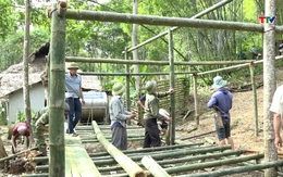 Huyện Quan Sơn dựng nhà tạm cho các hộ dân ở bản Muỗng