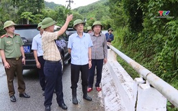 Phó Chủ tịch UBND tỉnh Đầu Thanh Tùng kiểm tra công tác ứng phó bão số 3 tại huyện Thường Xuân