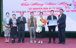 Thăm, tặng quà lưu học sinh Lào nhân dịp Tết Nguyên đán Ất Tỵ