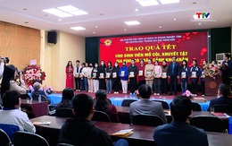 Trao quà Tết cho học sinh mồ côi, khuyết tật có hoàn cảnh khó khăn