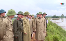 Phó Chủ tịch UBND tỉnh Mai Xuân Liêm kiểm tra công tác ứng phó với lũ trên sông Bưởi tại xã Kim Tân