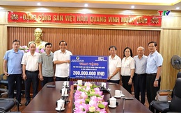 Hội Người cao tuổi Việt Nam trao 200 triệu đồng hỗ trợ đồng bào vùng lũ Thanh Hóa