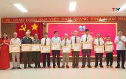 Xã Hà Trung trao Huy hiệu Đảng