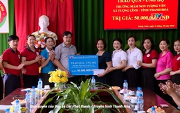 Trao quà cho học sinh bị ảnh hưởng mưa, lũ tại xã Tượng Lĩnh