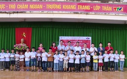 Trao quà cho học sinh bị ảnh hưởng mưa lũ tại xã Tượng Lĩnh