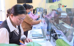 Niềm vui của người cao tuổi khi nhận trợ cấp hưu trí xã hội