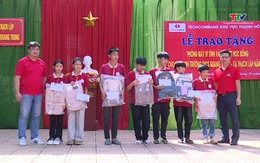 Techcombank Chi nhánh khu vực Thanh Hóa tặng quà cho học sinh vùng cao