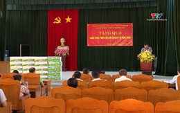 Trao tặng giống ngô nếp cho nông dân xã Trường Lâm