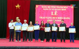 Đảng ủy xã Quảng Bình trao Huy hiệu Đảng đợt 2/9