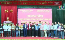 Trao 200 suất quà khuyến học cho học sinh xã Tân Ninh