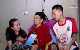 Trao quà cho trẻ mồ côi, có hoàn cảnh khó khăn tại 2 xã miền núi