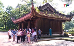Đoàn công tác Lào tham quan Khu di tích Quốc gia đặc biệt Lam Kinh