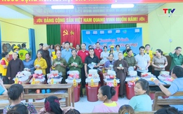 Trao tặng 100 suất quà cho hộ nghèo và hộ có hoàn cảnh khó khăn tại xã Bá Thước