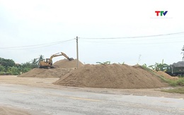 Mất an toàn giao thông do tập kết vật liệu xây dựng trên tỉnh lộ 515