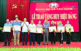 Xã Tân Ninh trao huy hiệu Đảng cho các đảng viên