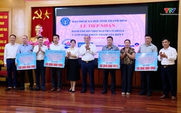 Trao tặng thẻ Bảo hiểm y tế cho người có hoàn cảnh khó khăn

