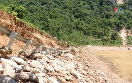Xử lý điểm sạt lở, thông tuyến Quốc lộ 217 đoạn qua xã Trung Hạ