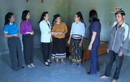 Trao kinh phí hỗ trợ xây dựng mái ấm cho hội viên phụ nữ