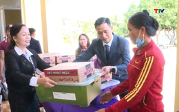Trao quà hỗ trợ người dân khắc phục hậu quả thiên tai