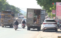 Nguy hiểm từ việc dừng, đỗ xe dưới lòng, lề đường