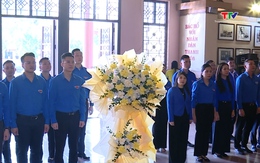 Đoàn đại biểu dự Đại hội Đoàn UBND tỉnh Thanh Hóa dâng hương