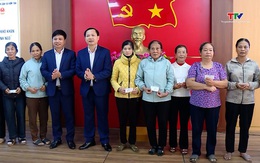 Bảo hiểm xã hội Việt Nam trao thẻ BHYT cho người có hoàn cảnh khó khăn tại xã Kim Tân và Thạch Bình