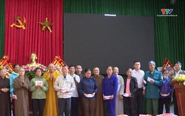 Hội Phật giáo trao hàng hỗ trợ Nhân dân vùng lũ