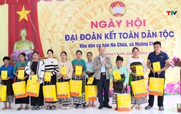 Phó Chủ tịch UBND tỉnh Cao Văn Cường dự ngày hội Đại đoàn kết tại khu dân cư bản Na Chừa, xã Mường Chanh