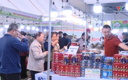 Hàng nghìn người dân đến tham quan, mua sắm tại Hội nghị kết nối cung – cầu, giới thiệu nông sản an toàn