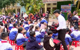 Trao tặng "Áo ấm vùng cao"