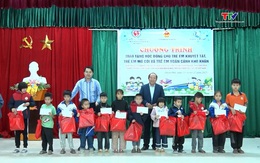 Hội bảo trợ người khuyết tật – trẻ mồ côi trao quà cho trẻ em