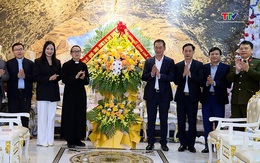 Phó Bí thư Tỉnh ủy, Chủ tịch Ủy ban MTTQ tỉnh Trịnh Tuấn Sinh thăm, chúc mừng chức sắc Công giáo nhân dịp Lễ Giáng sinh 2025