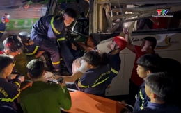 Giải cứu an toàn 2 nạn nhân mắc kẹt sau tai nạn giao thông 