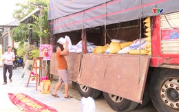 Xã Tân Ninh hỗ trợ người dân miền Trung bị ảnh hưởng bởi lũ lụt