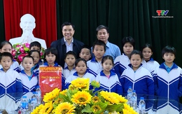 Phó Bí thư Thường trực Tỉnh ủy Nguyễn Hồng Phong
thăm, tặng quà trẻ em có hoàn cảnh khó khăn