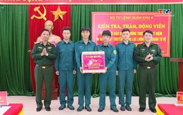 Tư lệnh Quân khu 4 tặng quà nhân kỷ niệm 90 năm truyền thống lực lượng Dân quân tự vệ