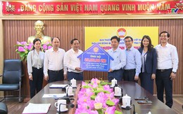 Trường Đại học Hồng Đức ủng hộ xây dựng nhà ở cho hộ nghèo