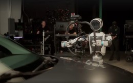 Boston Dynamics ra mắt robot hình người Atlas thế hệ mới có khả năng quay phim chuyên nghiệp